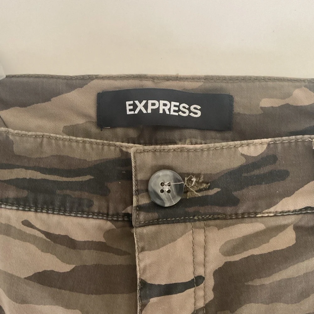 Express Green Camo twill Shorts size 0 NWT